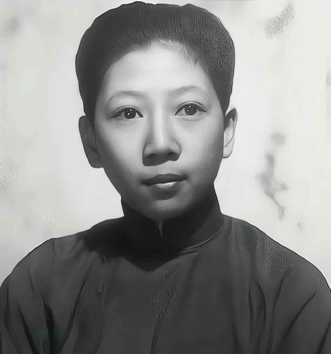 1946年，孔令俊换上女装逛街，却被龙云的儿子调戏，她大怒，就拔枪而射，龙云的儿