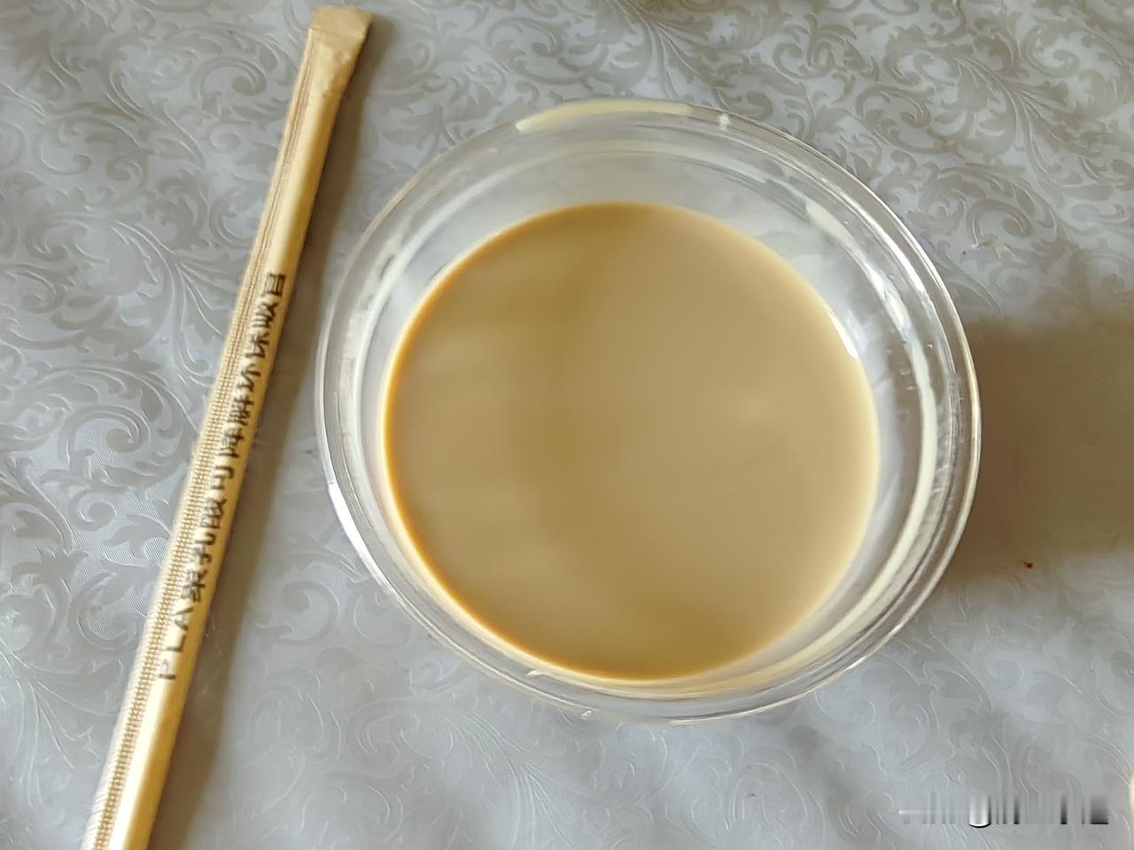 路过一间咖啡屋，突然间，我想喝咖啡了。我打包了一杯咖啡回家，女儿说：“妈妈你本来