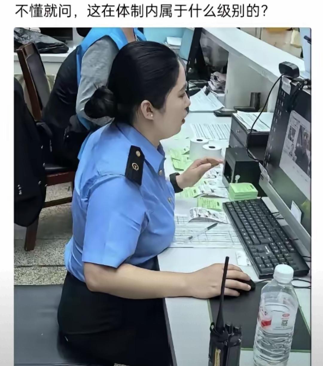 最近刷短视频看到个铁路售票窗口，穿蓝制服的人坐在那儿，肩上别着俩徽章，桌上摆着对