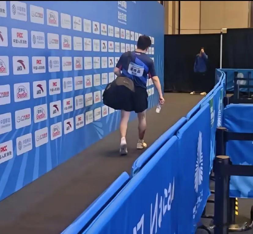 梁靖崑一个人孤零零离开赛场的背影，真的瞬间破防，又心疼又惋惜！咱都知道“大