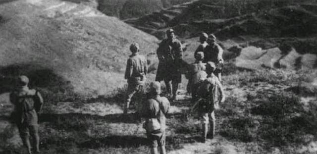 抗战中，罗荣桓正看书，侦察员来报：一大队日军正带炮袭来！他一愣："有多少人？"一