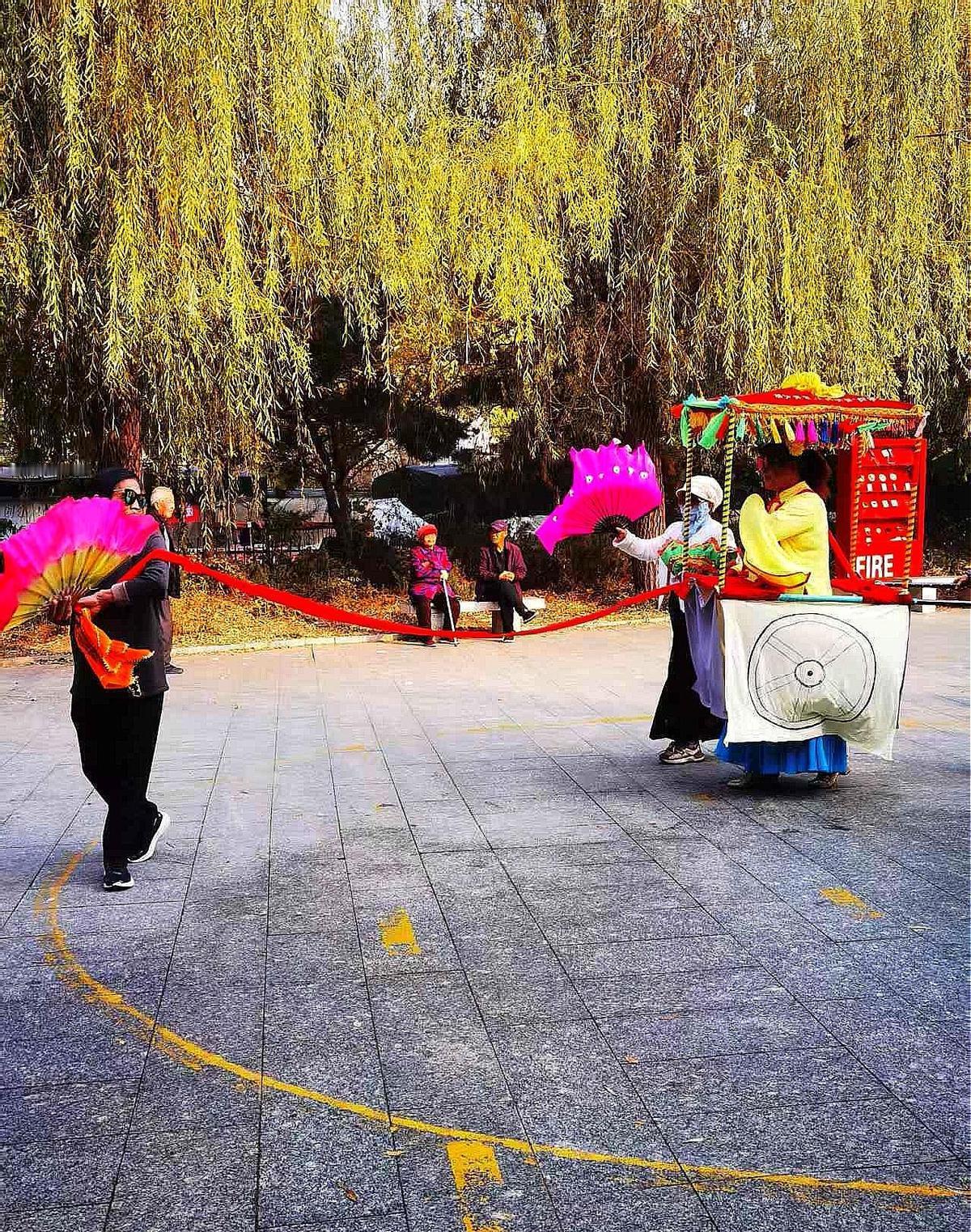 全国60多万个社区角落，晚上亮起的不是霓虹，是跳动的脚尖和挥动的扇子。广场舞不