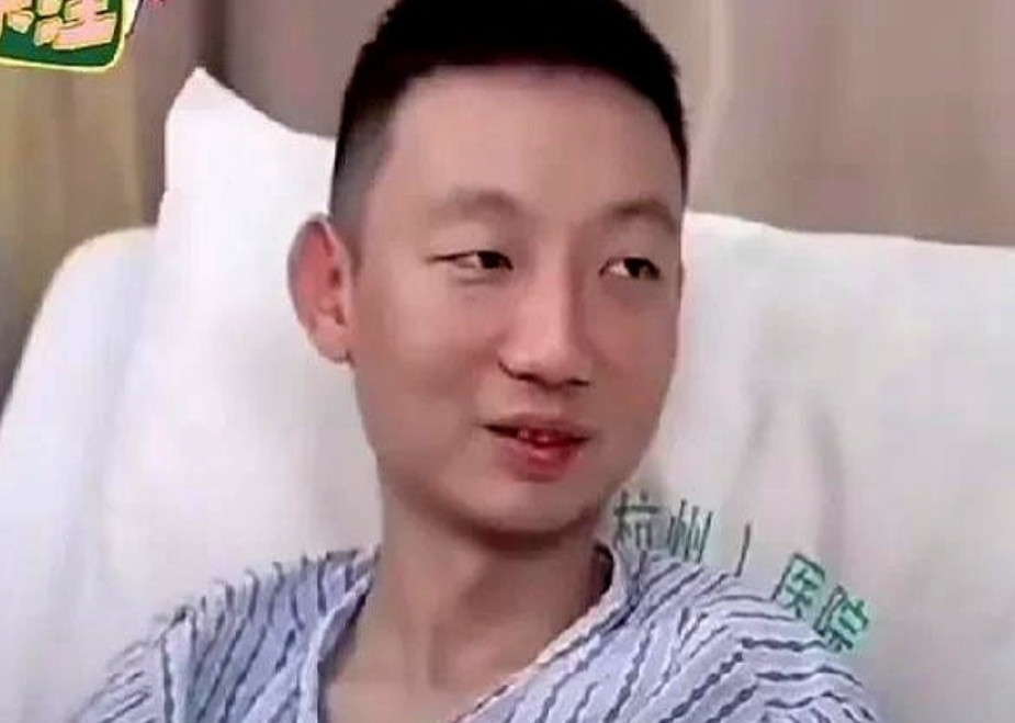 看姚策这个表情，是不是特别尴尬！这是姚策住院时，他问他亲妈杜新枝，“你和我郭