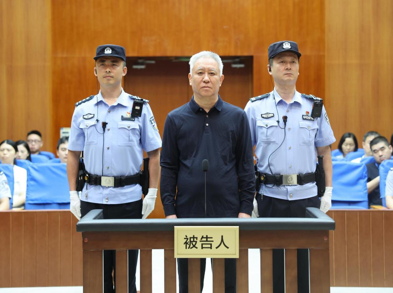 许家印无期徒刑！他倾尽45亿护家人，前妻却在伦敦豪宅拥抱新人生今天许家印一