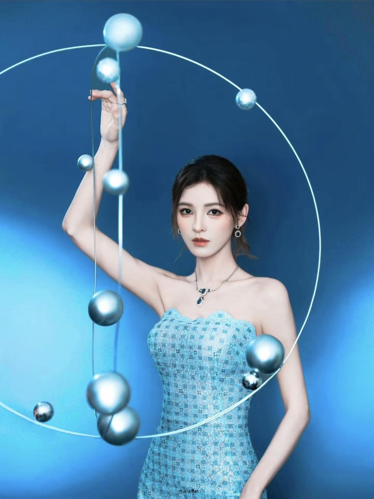 张予曦立于光影间，像从深海里走出来的冰蓝女神[比心]冰蓝蕾丝与银球轨迹，衬得张予