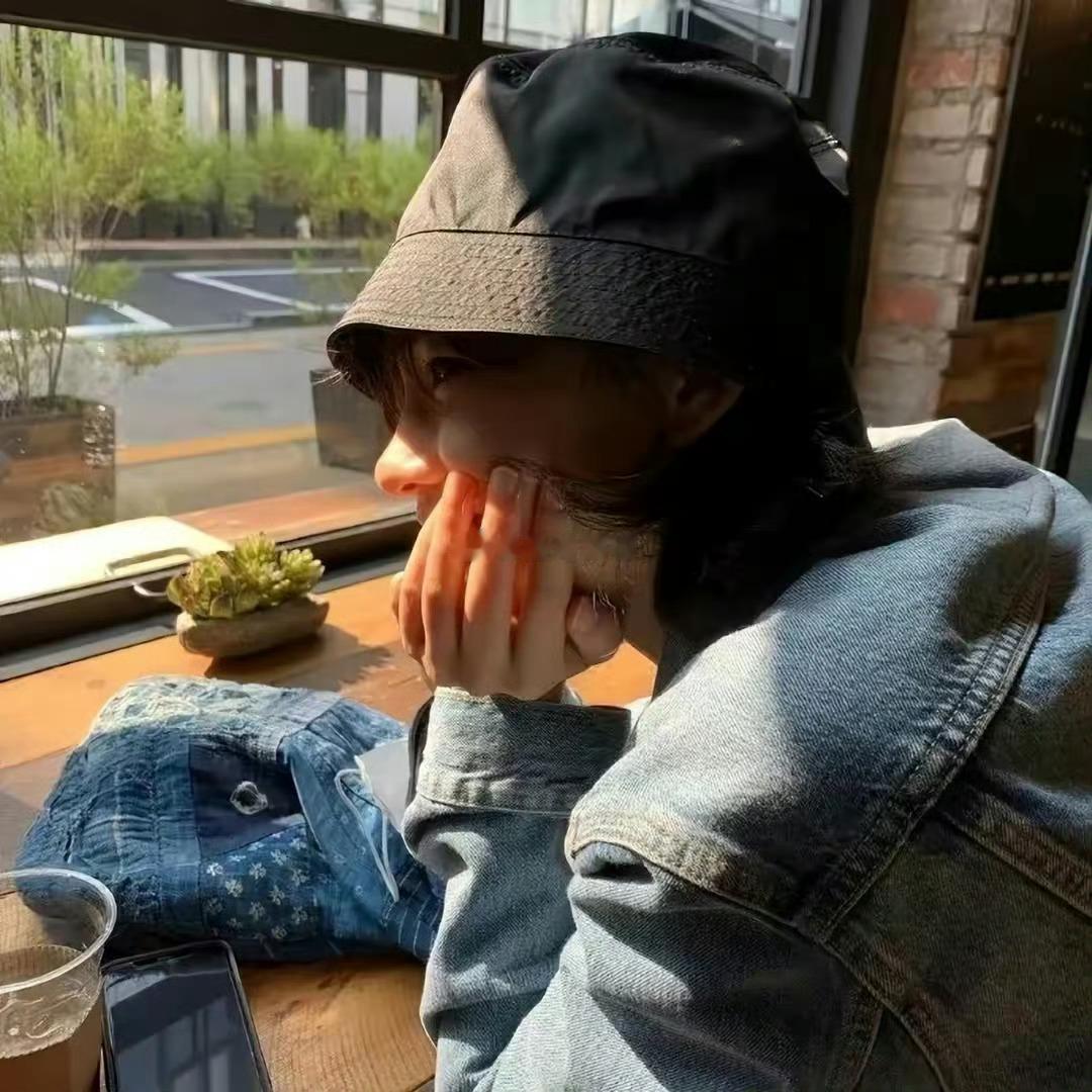 天蝎总是以强者的姿态示人，其实他们骨子里却是非常柔软的，敏感脆弱，多疑悲观，任何