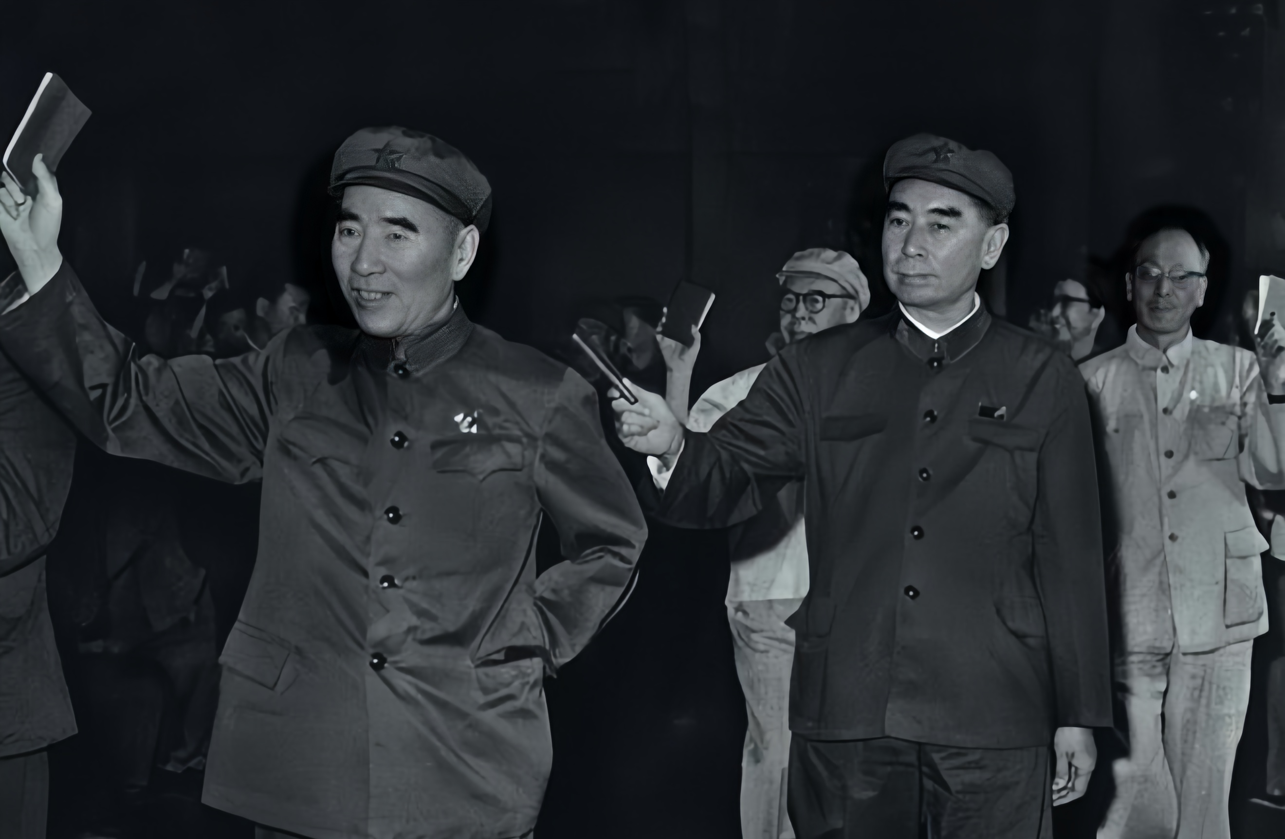 九一三事件后，有人写条子问周总理，是否命令部队用导弹把林彪的座机打下来？周总理十