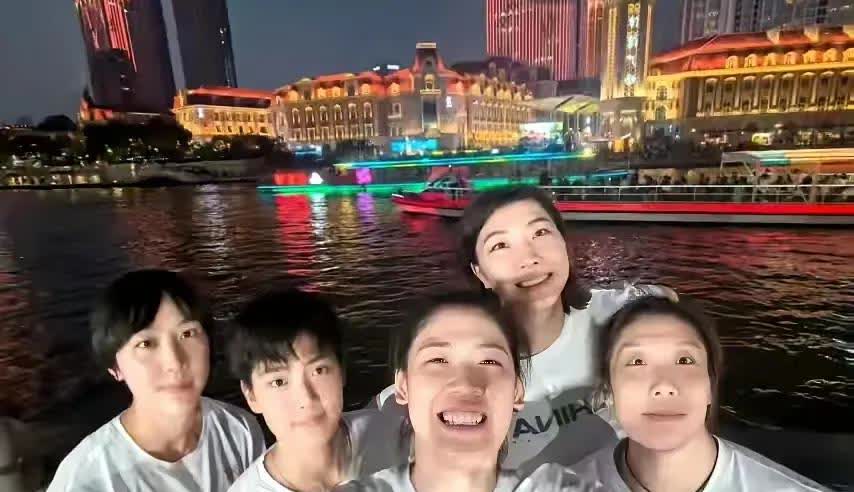 今天是天津球迷特别开心的日子，康复初愈的李盈莹跟随天津女排参加海河观光活动。在下