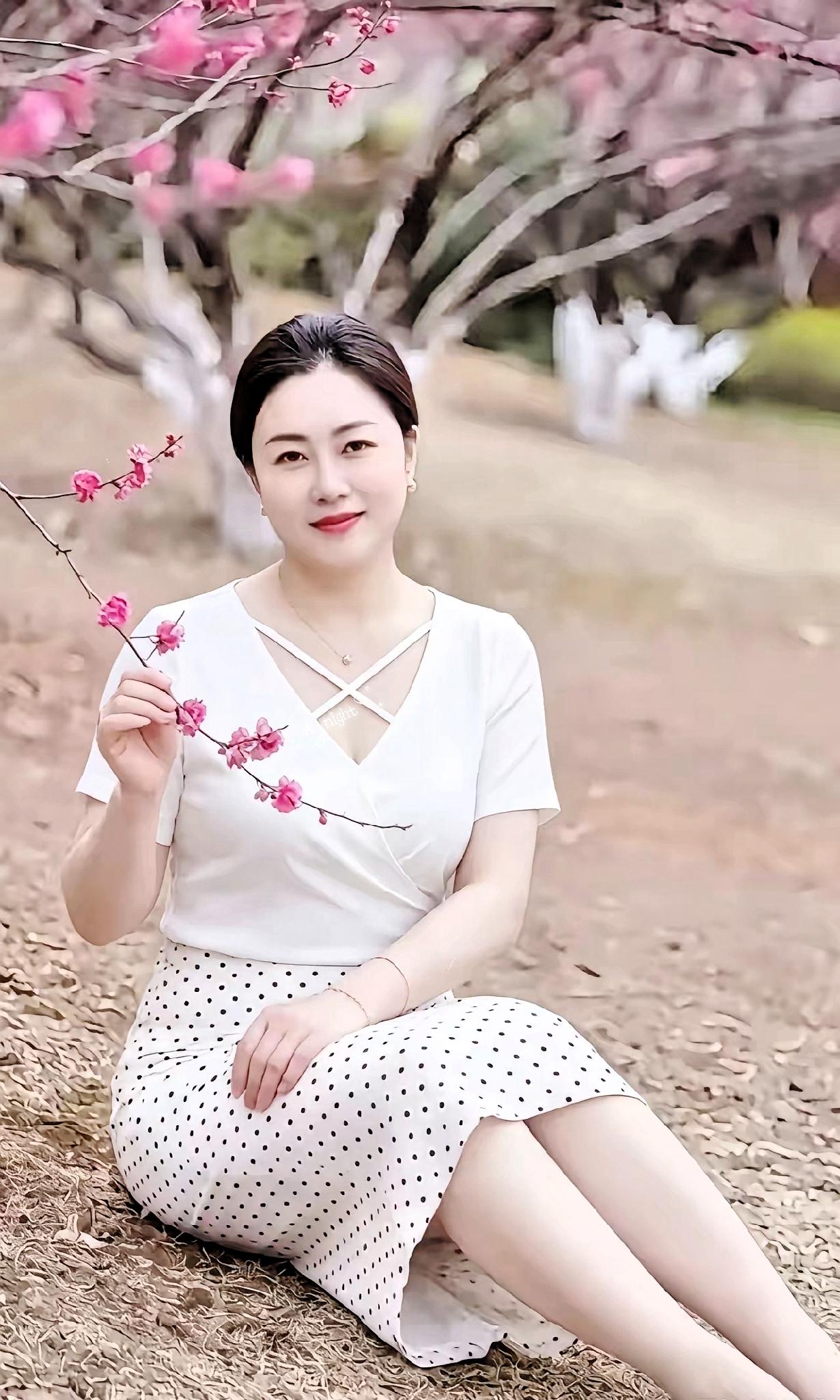 如果你老公一见到你就动手动脚，不是亲亲抱抱，就是摸头发拍拍屁股，你千万不要指责他