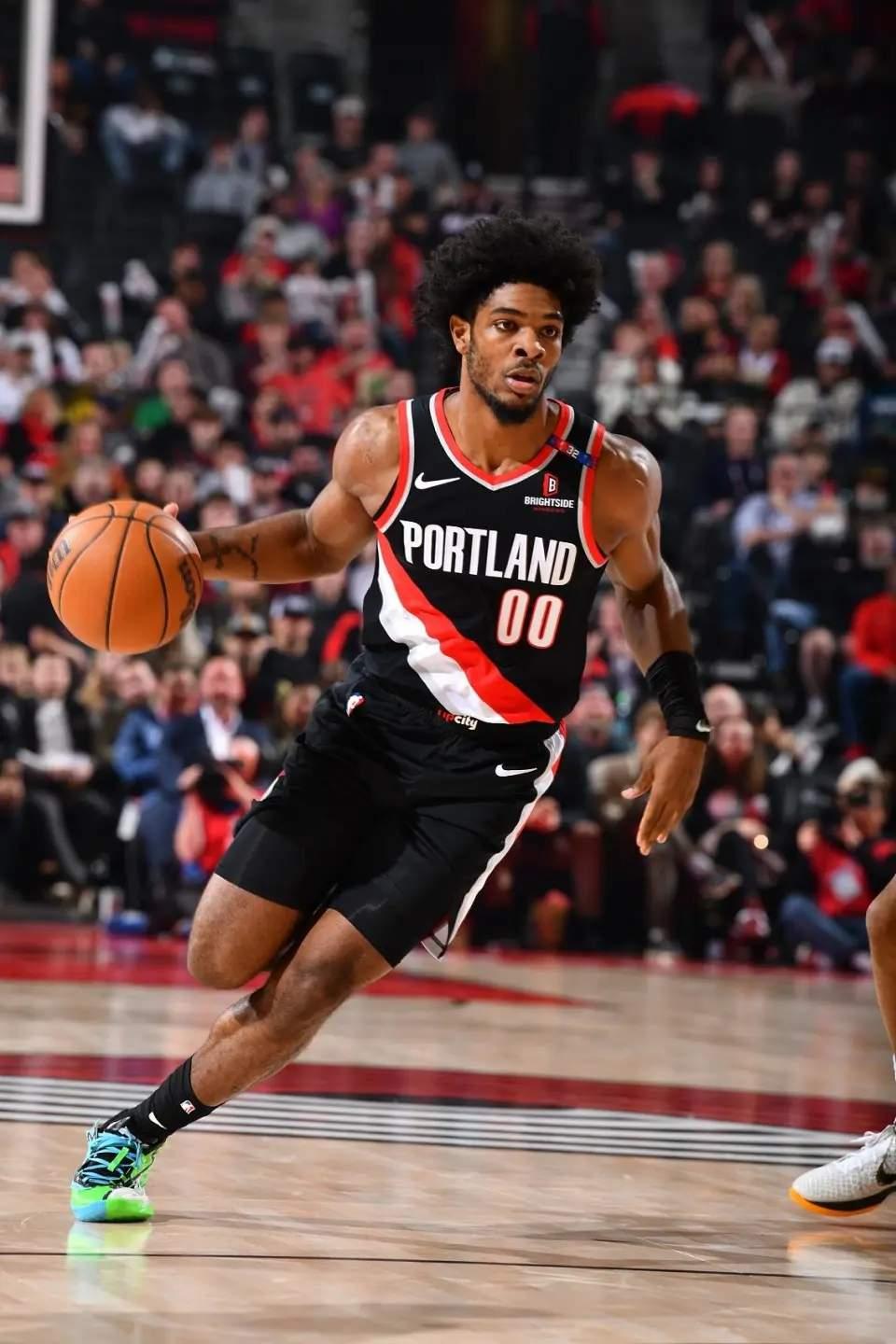 谁都没想到亨德森竟然是季后赛型球员开拓者战胜马刺，文班只打了12分钟就因为脑