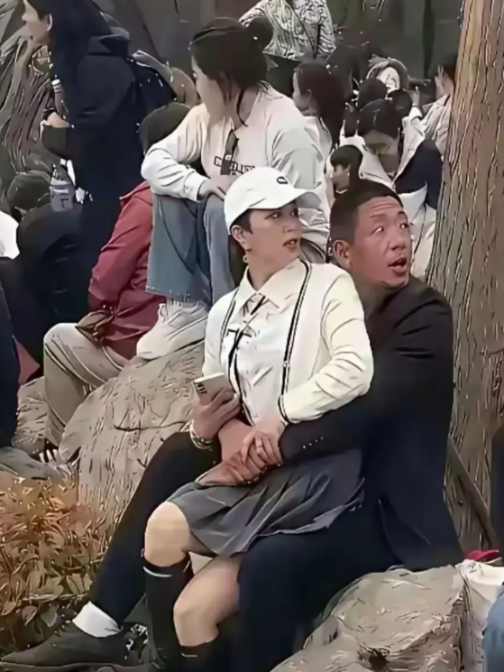 “彻底解释不清了”云南，有一名男子跟家人跟团去云南旅游，在其中一个旅游区游玩的时