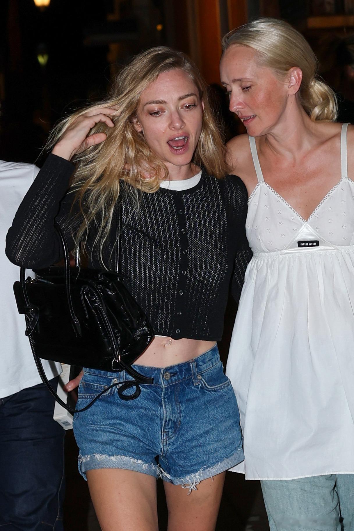 AmandaSeyfried阿曼达塞弗莱德在威尼斯外出，和MonaFastv