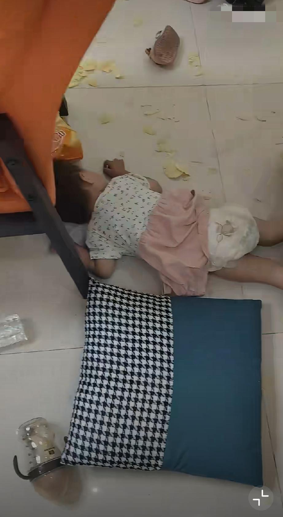 网友：麻将瘾这么大吗，娃娃成这种也不管，是你们的婆娘你们会怎么办？麻将讨厌行为