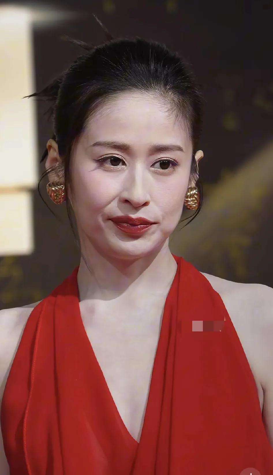 很多女生说，看了国剧盛典看了颖儿状态都有自信了。颖儿一身挂脖连衣裙，瘦成排骨，