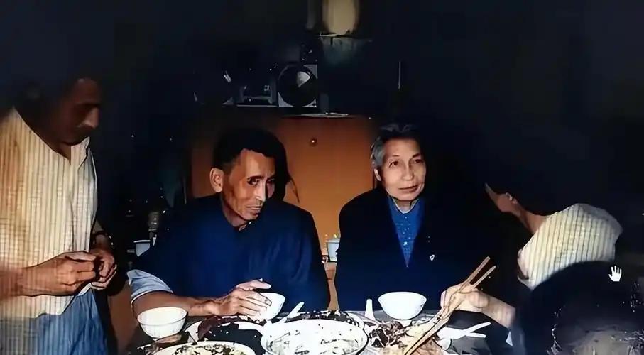 据资料记载，画面中的井冈山女红军曾志的骨灰安葬一幕，孙子想按井冈山的规矩办，姑侄