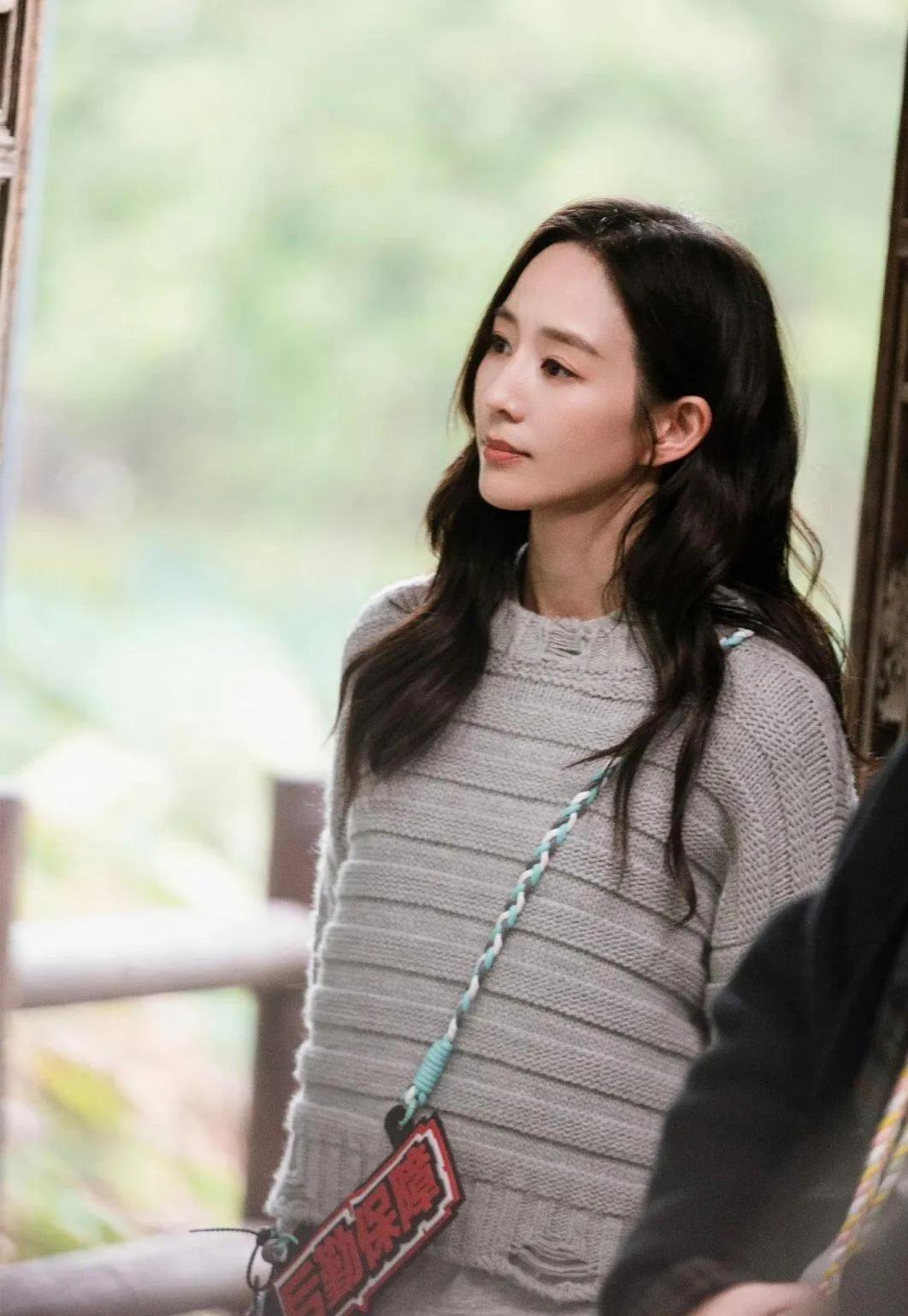 救命！张钧甯这状态我直接慕了💖灰色针织衫+阔腿裤，主打一个随性舒服，谁懂