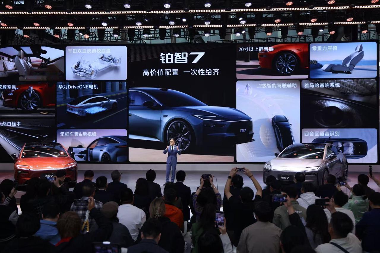 【2025广州车展：广汽丰田铂智7亮相搭华为鸿蒙座舱】在11月21日广州车展上