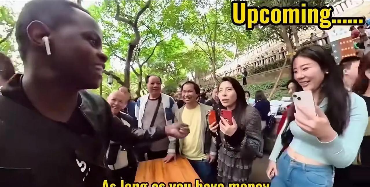 四川成都人民公园相亲会现场，一名黑不溜秋的黑哥与两名女子搭讪：“我帅不帅！你要有