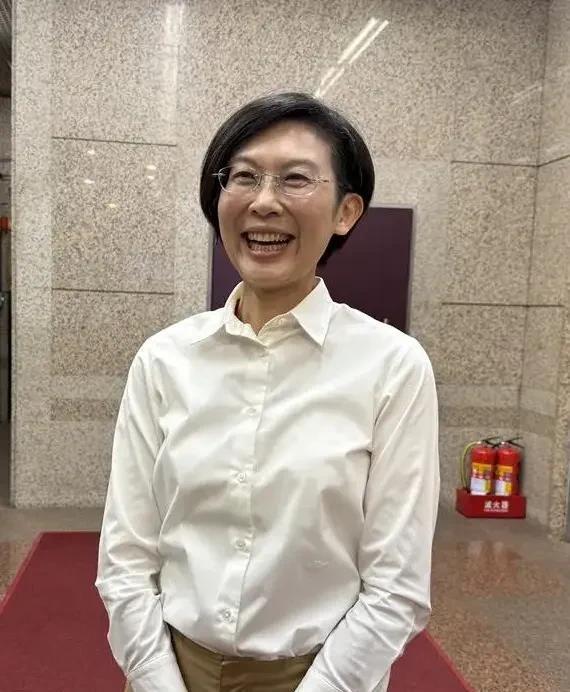 民进党立委林岱桦竟然称和尚为老公，称自己是爱和尚的小女子；并且还说想老公，拥抱老