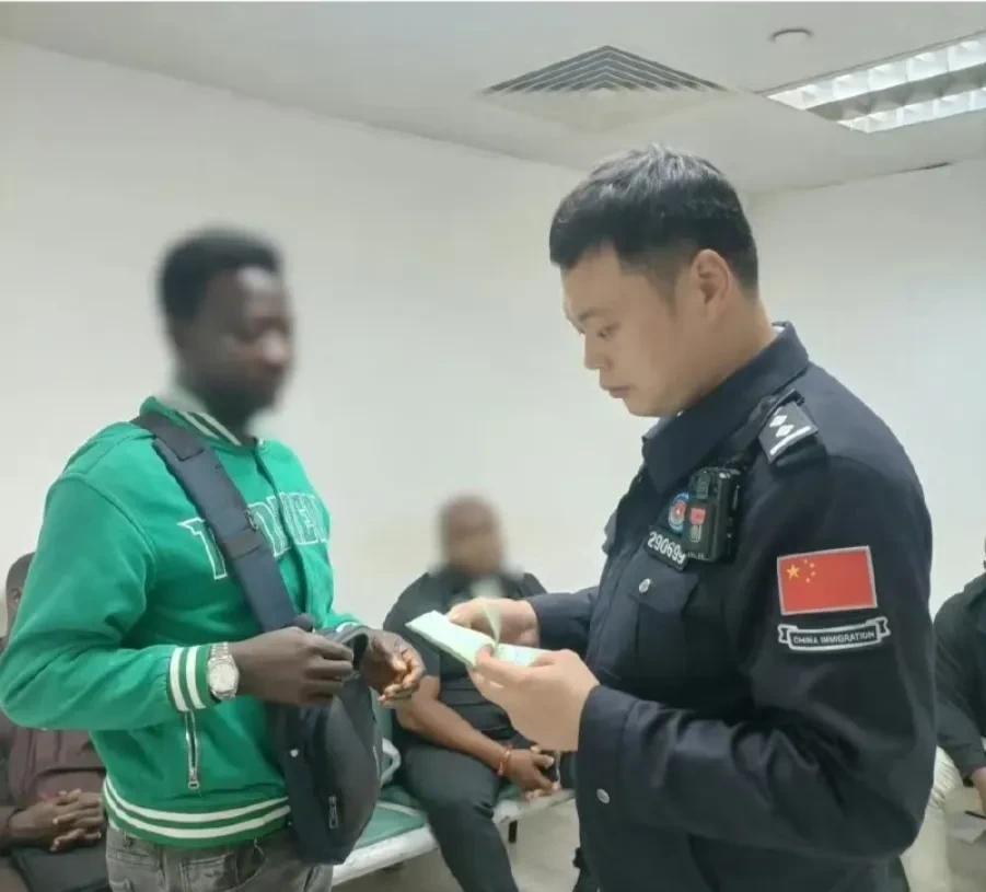 广州严查“三非”外国人！街坊邻居：支持法治，但别让开放打了折！最近，家住越秀区