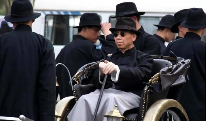 有位伟人曾用六个字评价杜月笙：有本事，没脾气。做跟班时，杜月笙只身前去惩治叛徒，