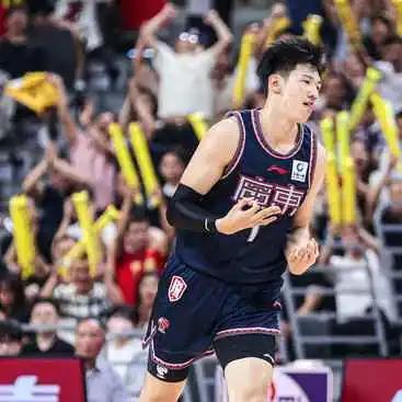 有福之人千人恨、无褔之人恨千人。杜锋没与广东宏远续约已成事实。可还有人在责怪他