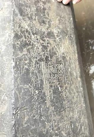 “信息量很大！”陕西西安，一地村民朱根安在自家菜地修缮蔬菜大棚挖柱子时，一铲子下