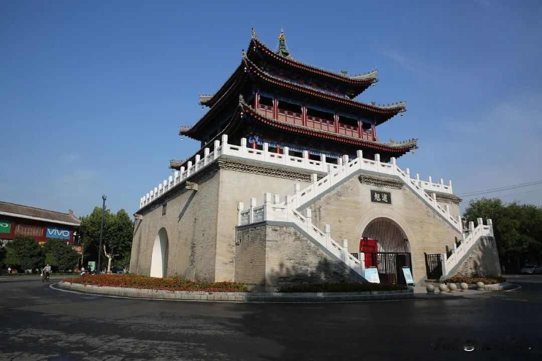 钟楼被撞,司机没说,官方沉默凌晨一点多,西安鄠邑区东街十字路口,一辆白车突然