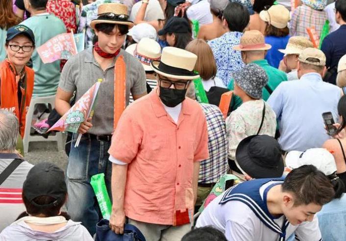 “我挣大陆的钱，还公开声援‘台独’，你又能把我怎么样？”台湾知名综艺主持人蔡康