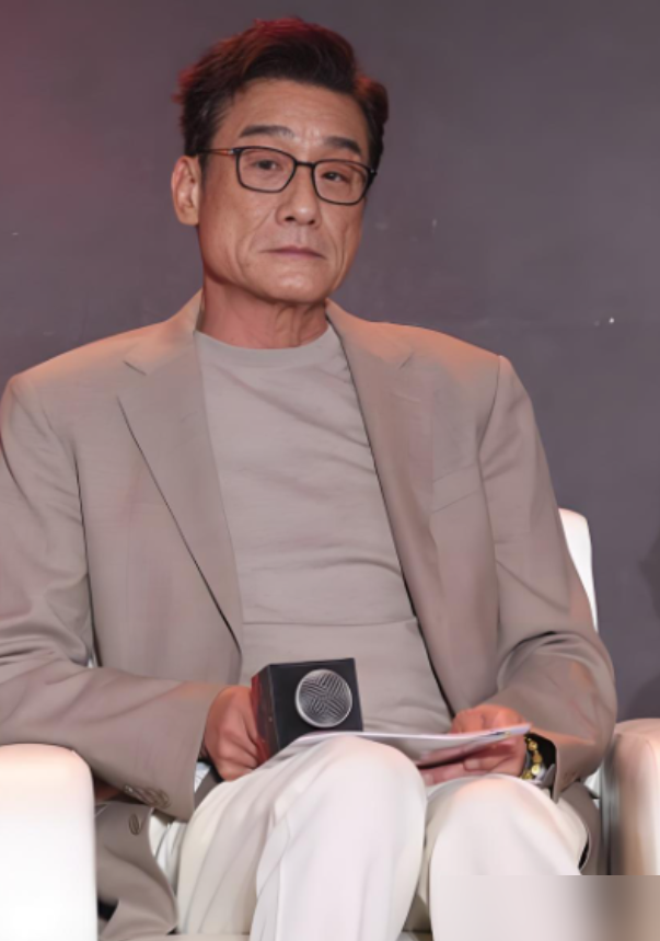 68岁梁家辉，是被两个女儿轰出来的。退休在家管得太宽，闺女嫌烦，直接让他出去拍戏。有人夸他是老了还是