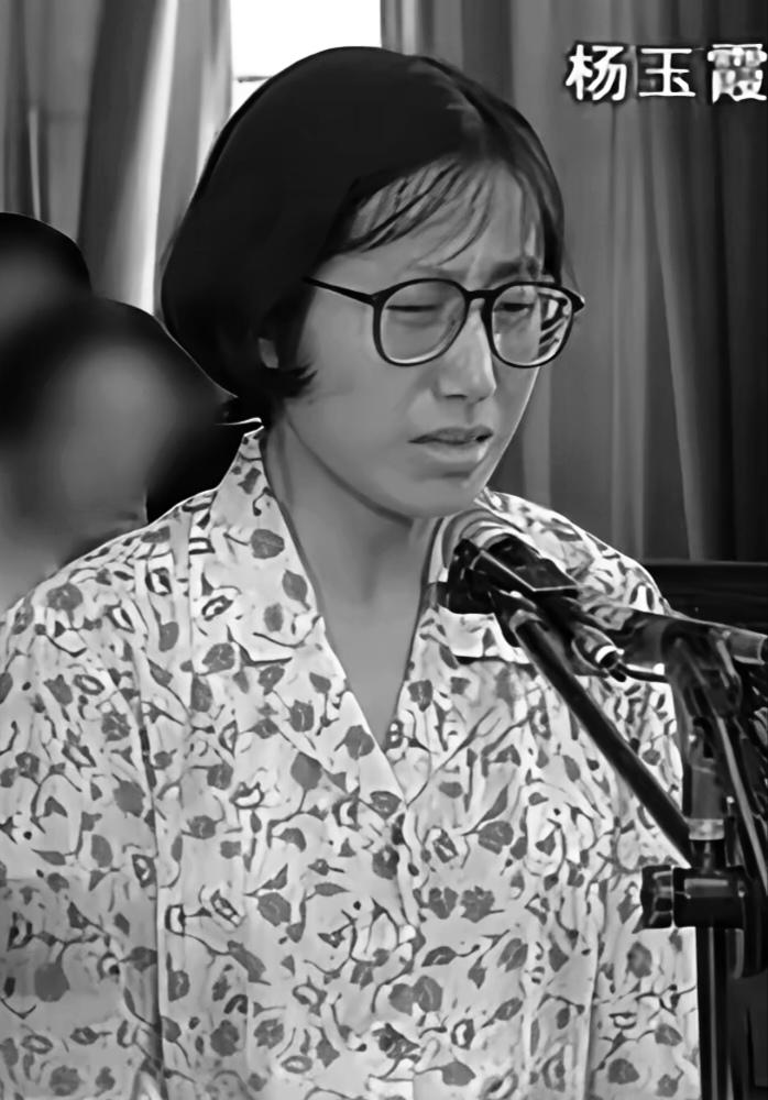1996年，杨玉霞被相好甩了，不找渣男算账，专拿他老婆闺女开刀。骗8岁小丫头