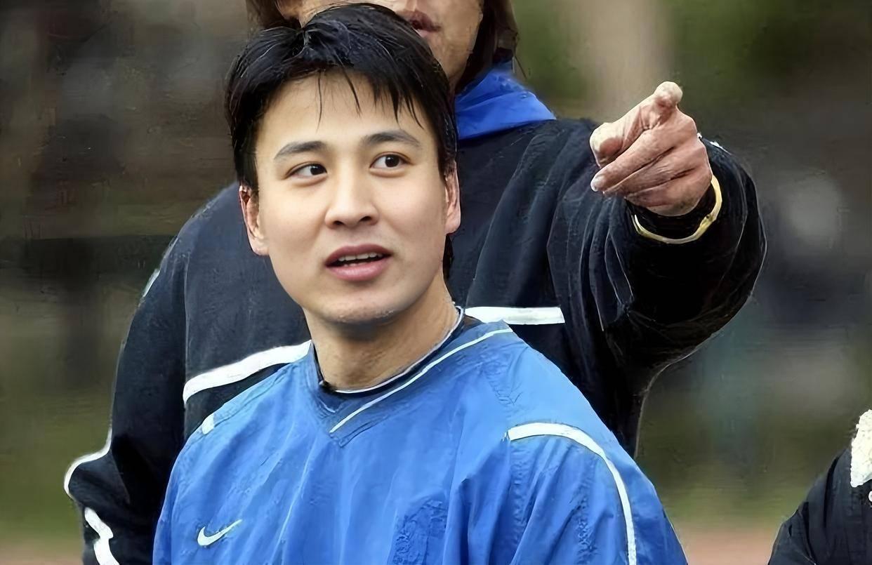 祁宏刚进申花的时候说话有点大舌头，队里老大哥经常逗他：“什么时候给女球迷的求爱信