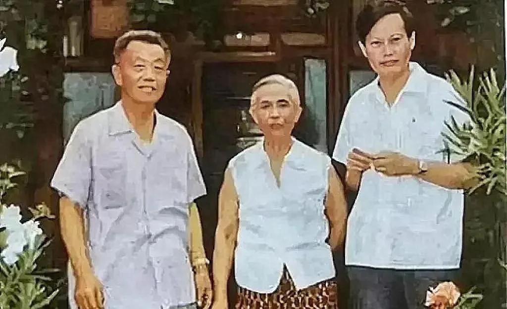 这是杨振宁先生与其岳父岳母的一张珍贵留影。照片从左至右分别是杜聿明将军、夫人曹