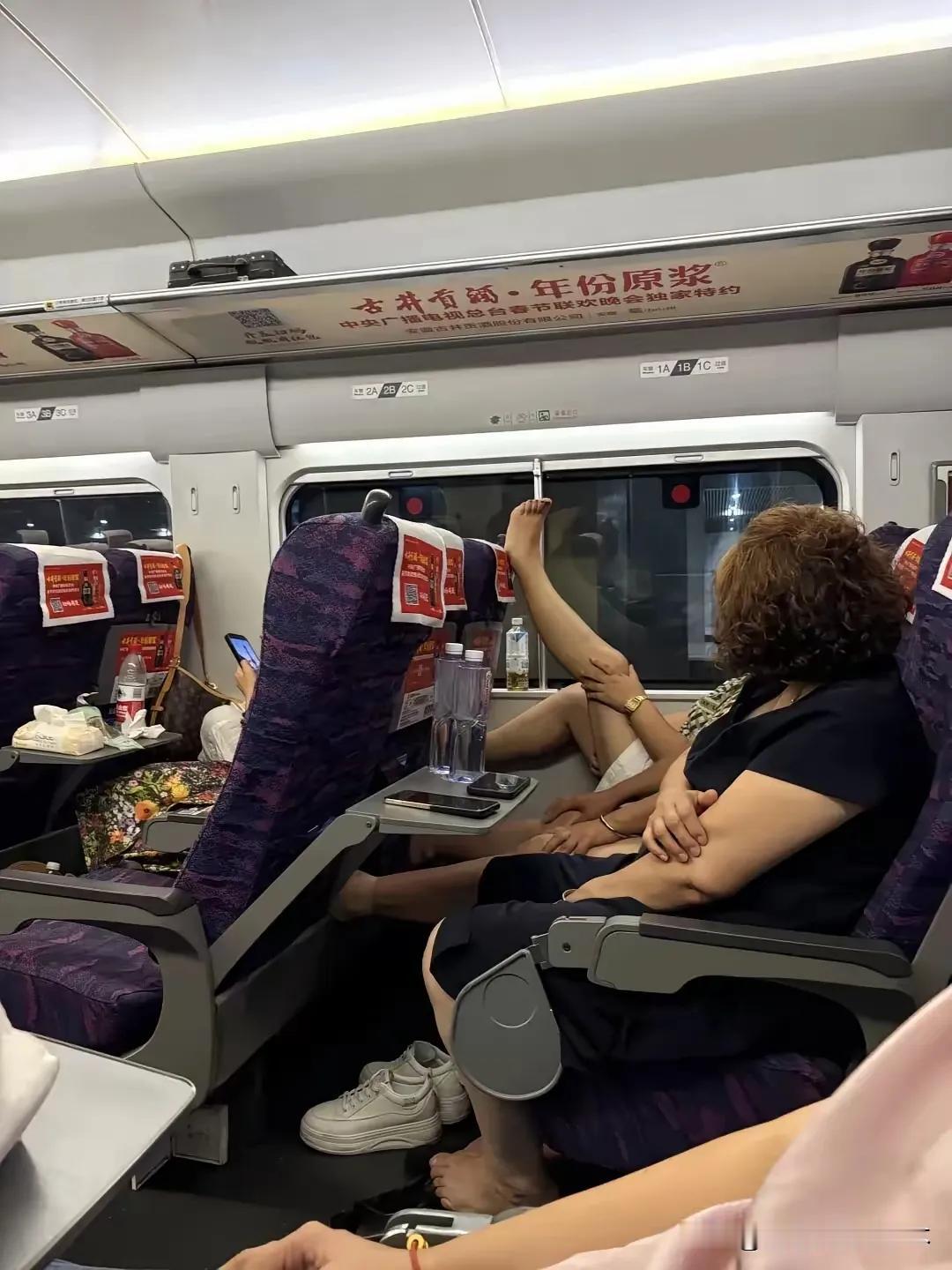 大妈！这不是你家客厅，请你放下你的脚！其实，教养与年龄无关，与生长环境，与文化