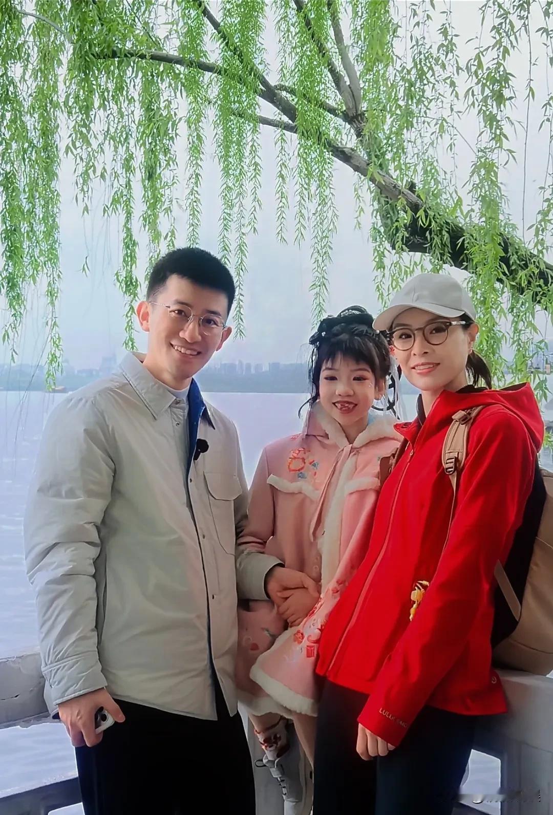 好幸福的一家子！奥园冠军吴敏霞，和老公一起带着女儿西西去公园玩耍，一家三口同框