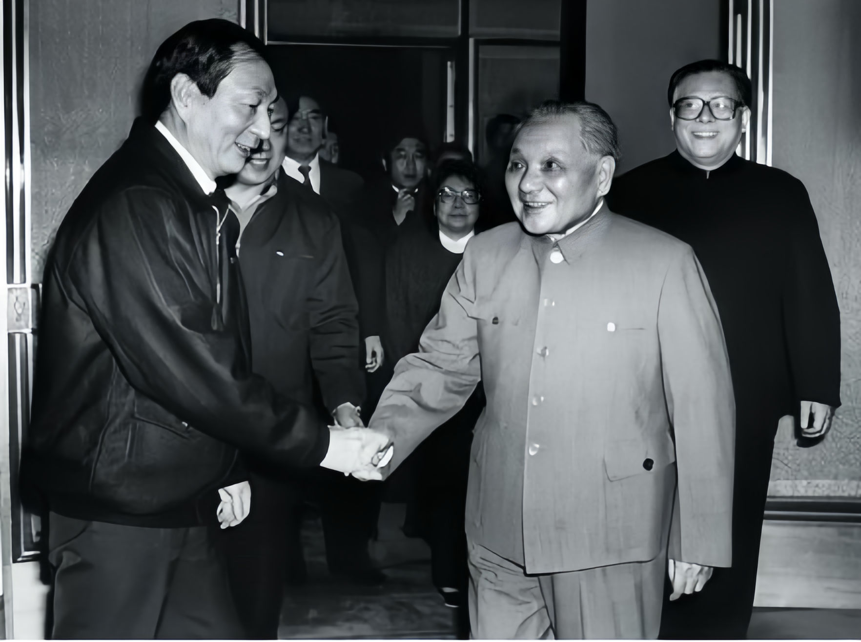 1990年邓小平到上海过春节，时任上海市委书记的朱镕基向他汇报浦东开发的规划，邓