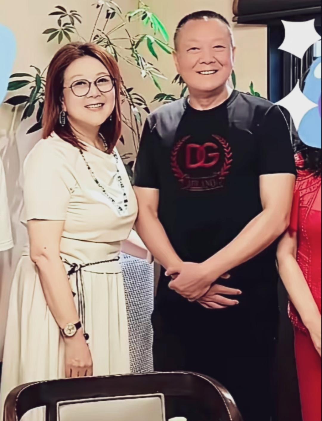 照片中是张艺谋妻子陈婷的父母。妈妈的年纪，比女婿张艺谋还要小11岁，岳父看上去