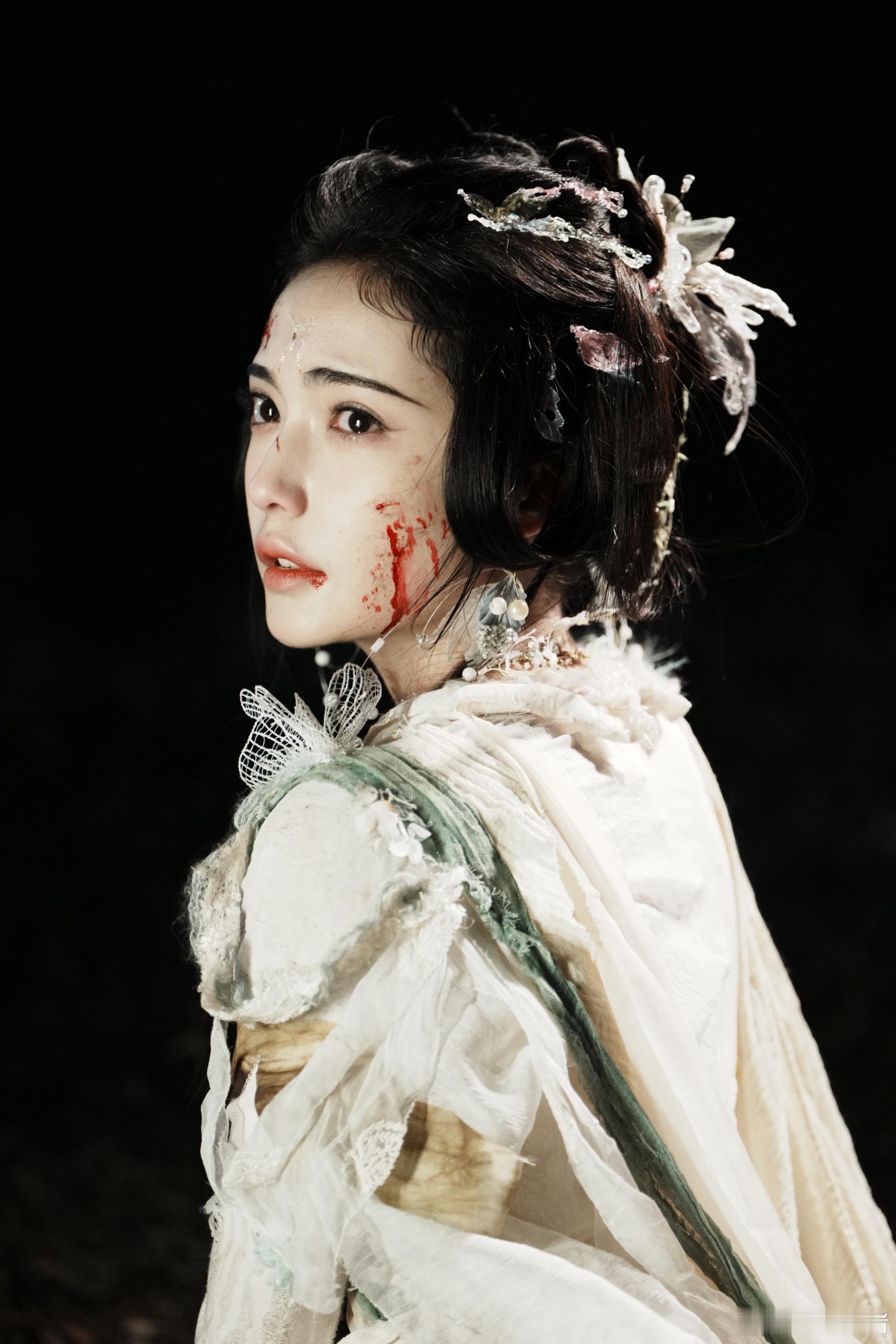 加奈那聊斋里走出的妖精深邃五官藏着灵动，一抹血迹撞碎清冷，她站在那里，不是刻意