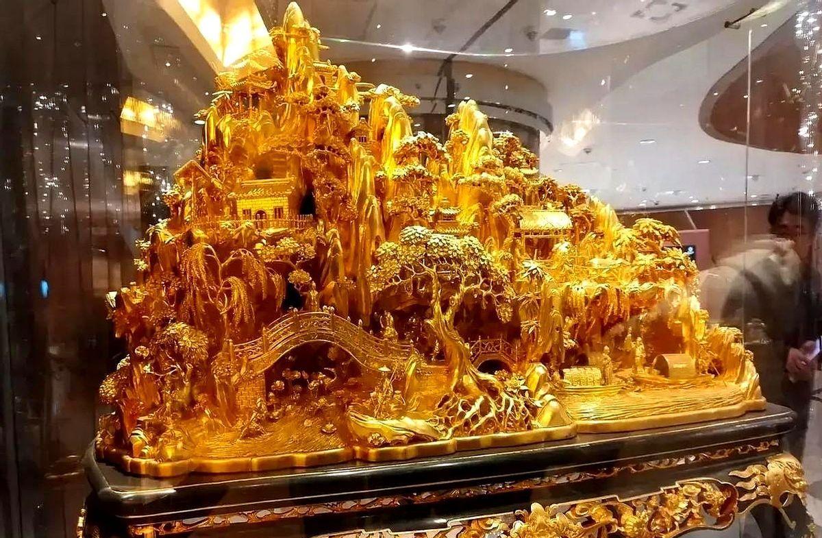 何鸿燊要是还在世，看到这幕怕是要闭不上眼。他一手拉扯大的卫星赌场，年底一口气关