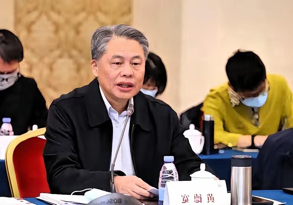终于有人敢直言！国内教育最大误区：疯狂追捧英语，却冷落了千年母语国内教育长久