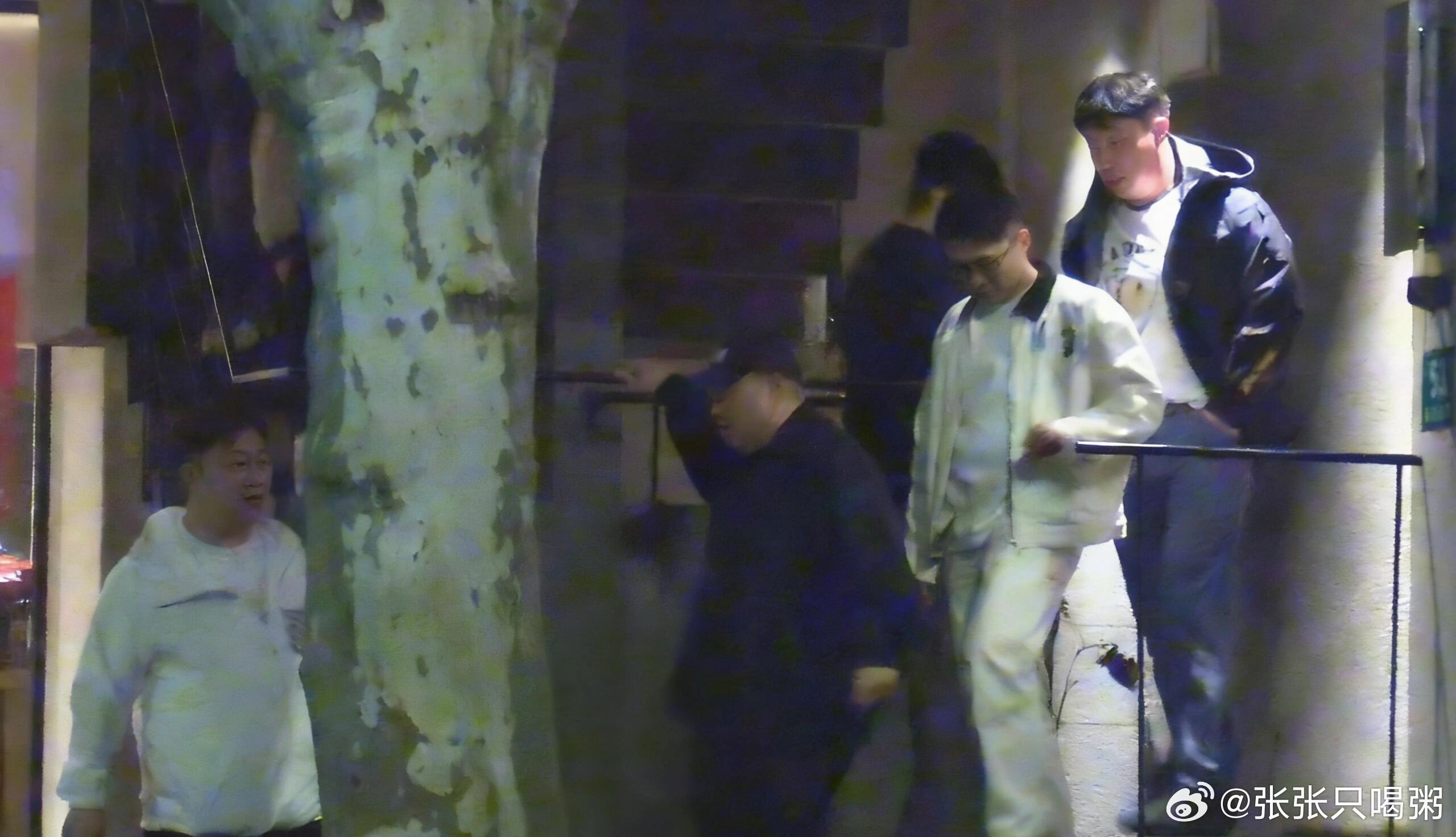 岳云鹏在餐厅抽烟岳云鹏孙越演出后与烧饼等人聚餐，岳云鹏室内抽烟！