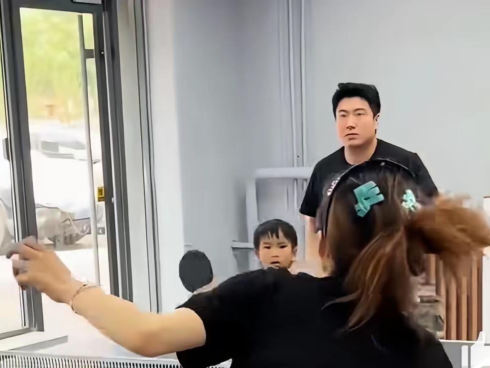 “六一”儿童节，梁靖崑带领全家打乒乓球，庆祝方式别有不同。他们没有带儿子去高