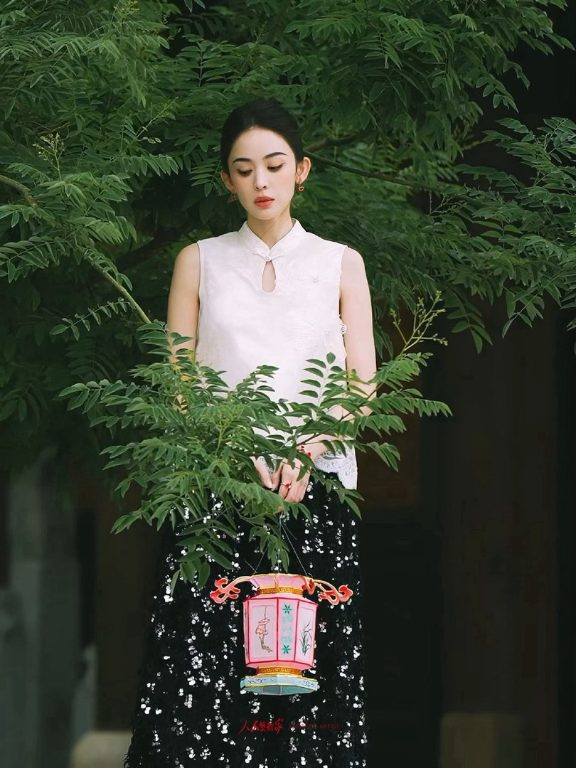 娜扎人民艺术家杂志预告，好漂亮大气