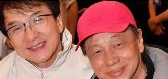 当初，17岁的成龙和23岁的梁小龙在歌舞厅为了争夺一个“9号女郎”，一言不合大打