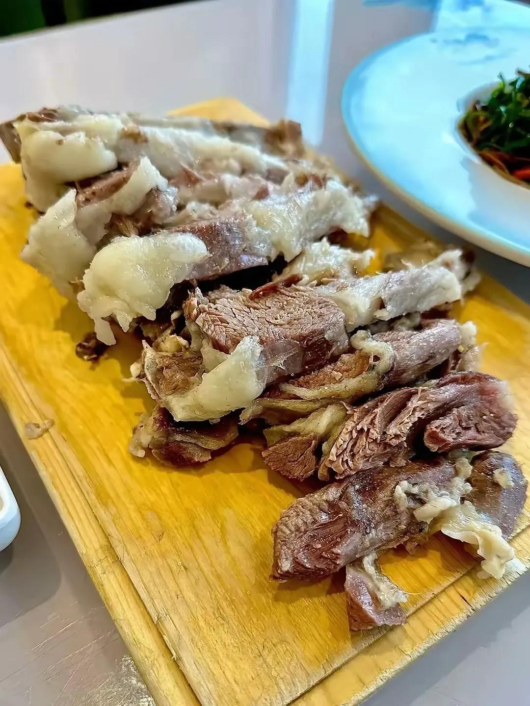 二斤羊肉，一个洋葱八两酒一份主食。这是蒙古人的素日饮食。说实话，我现在要是二十