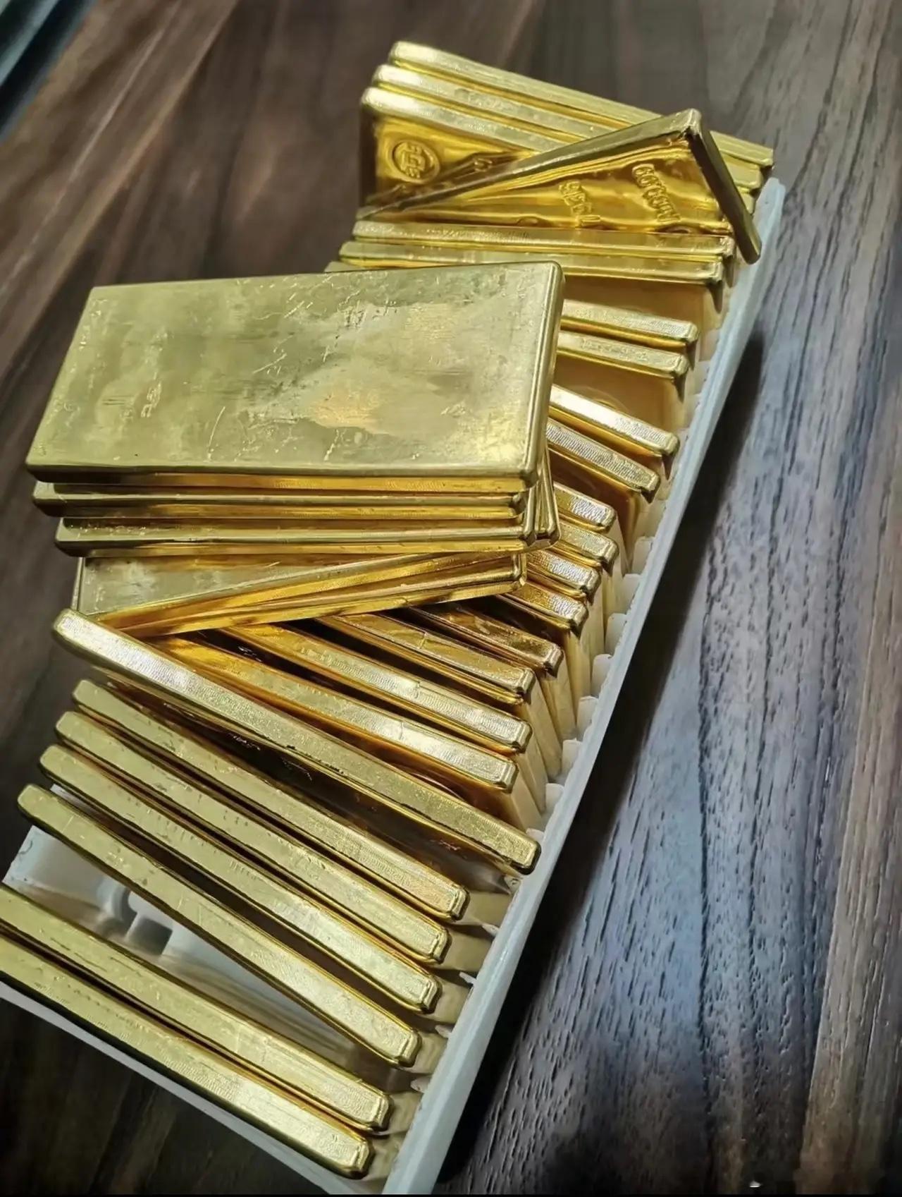 黄金市场彻底失控了！10月27号929，10月28号早上919，刚刚一查直接89