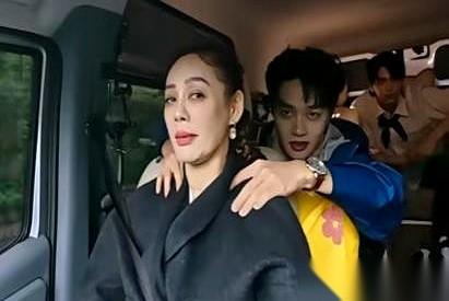 一个装傻，说他妈四十多，忘了静姐五十多了。另一个更狠，直接说宁静看着像三十多。