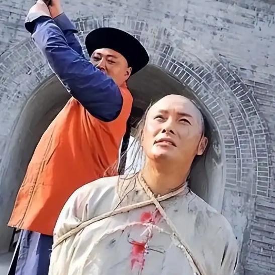 清朝一个死囚临刑前，对刽子手说：“我认识你爹，二十年前，他欠我一斗米。”刽子手手