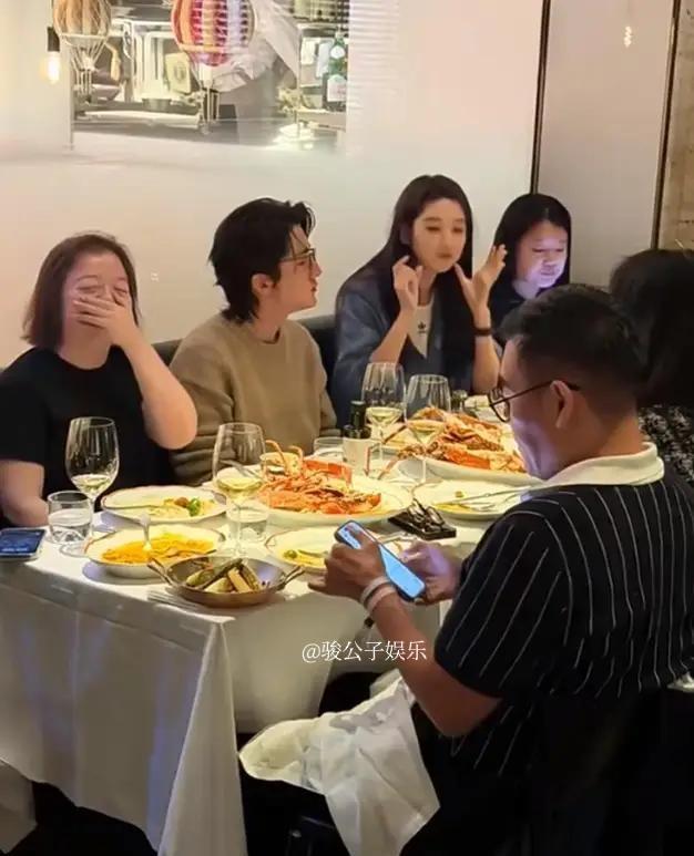9月26日，有网友在米兰偶遇张新成带父母和王玉雯聚会，张新成穿着米色上衣，戴