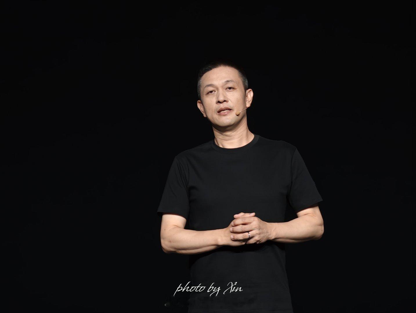 今天这个位置，身后就是直播镜头~不能乱动~这位置正中，离舞台一米[666][66